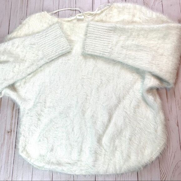 Rare GAP Fuzzy White Sweater Size Small - Picture 4 of 10
